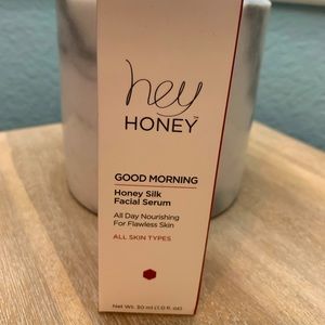 hey HONEY Good Morning Honey Silk Facial Serum
Size 1.0 oz BRAND NEW
